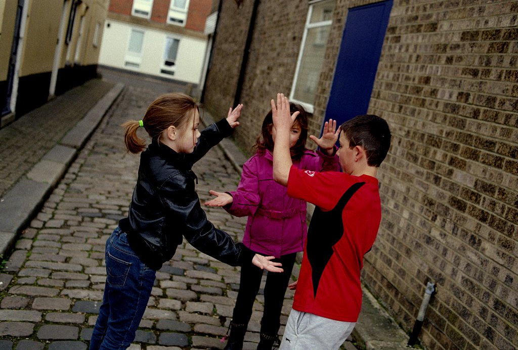 barber-children-playing-street02.jpg